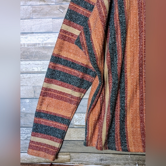 Coco + Jaimeson Fuzzy Soft Stripe Hi/Lo Drop Shoulder Tunic - Picture 14 of 16